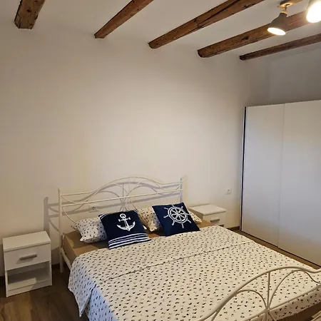 Logorun Stone House 10 M From The Sea Apartman *