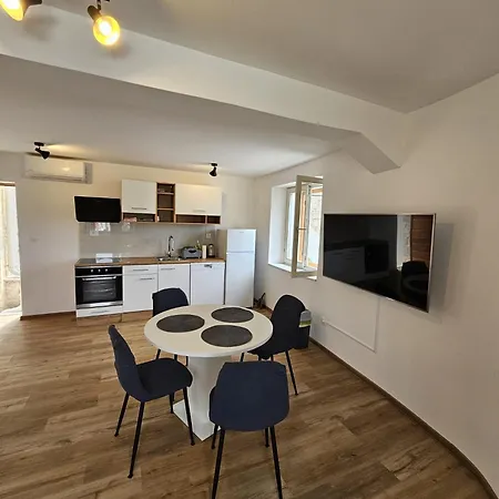 Logorun Stone House 10 M From The Sea Apartman